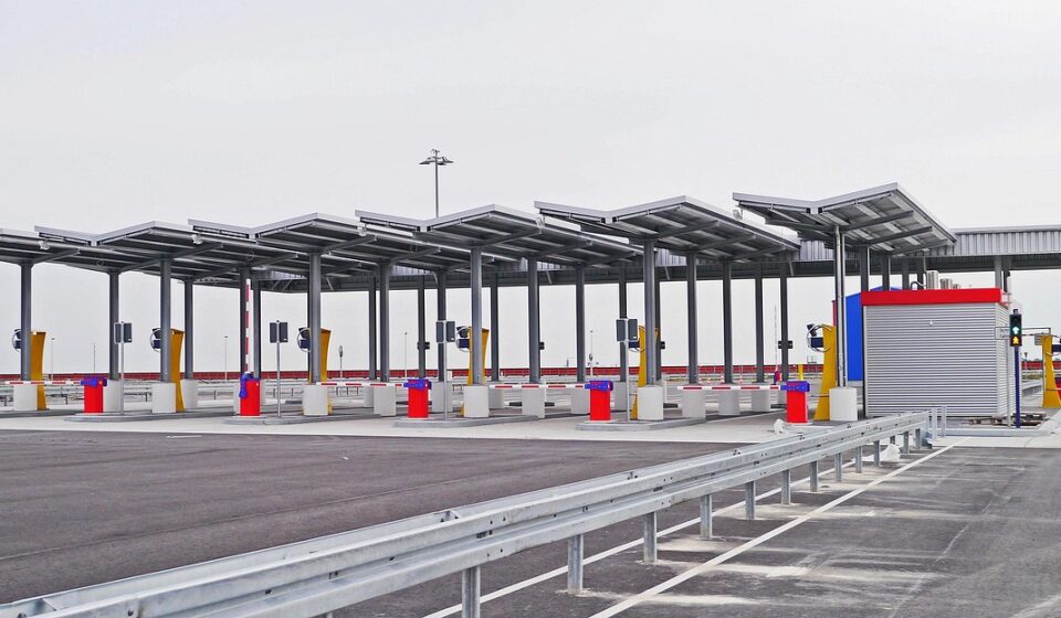 truck customs clearance, new building, modern, wilhelmshaven, jade-weser-port, opening, test phase, transport system, industry, cargo handling, horizontal, empty, motorway connection, barriers, traffic lights