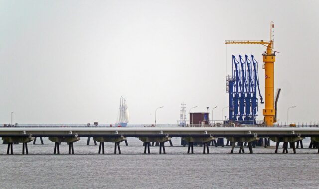 oil port, pier, conveyor systems, wilhelmshaven, sailing ships, tall ship, regatta, jade, tide, discharge, jade bay, wadden sea, water, envelope, port, crude oil, investors, north sea, supply, industry, north sea coast, pipeline, nature, coast, technology, windjammer