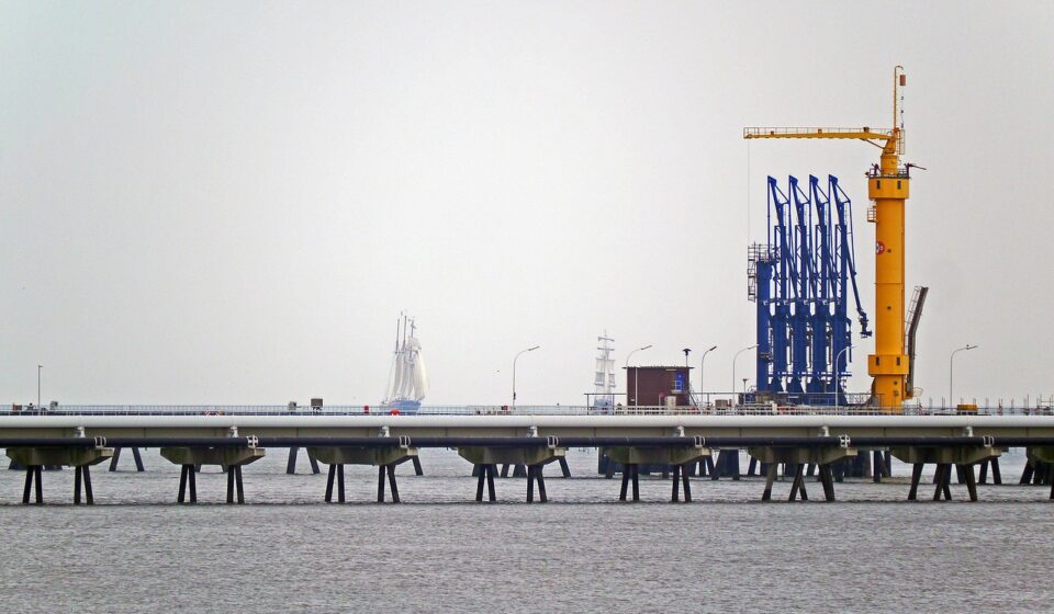 oil port, pier, conveyor systems, wilhelmshaven, sailing ships, tall ship, regatta, jade, tide, discharge, jade bay, wadden sea, water, envelope, port, crude oil, investors, north sea, supply, industry, north sea coast, pipeline, nature, coast, technology, windjammer